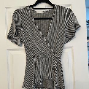 🌻Black and white striped top🌻